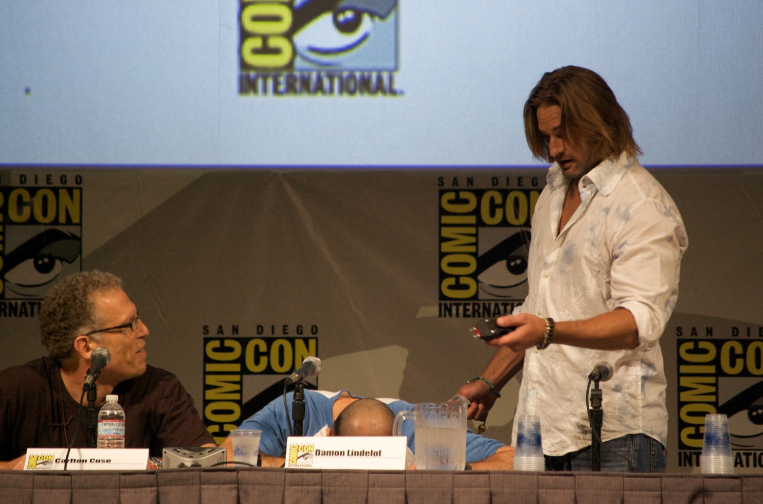 Josh Holloway tazes Damon Lindelof