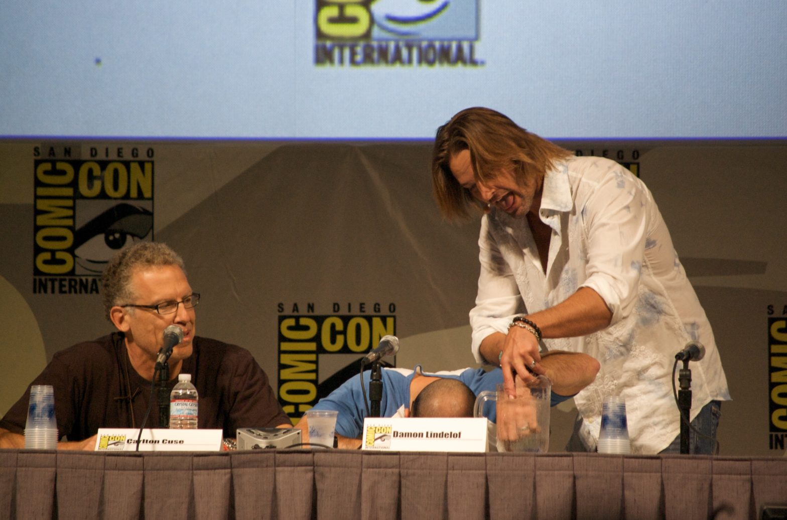 Josh Holloway tazes Damon Lindelof